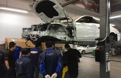 Tân Phát Etek kéo nắn khung xe Mercedes C300 tại Mercedes Benz Haxaco Kim Giang, Thanh Xuân, Hà Nội