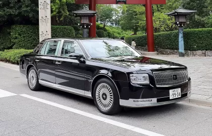 Toyota Century mui trần chính thức ra mắt trong lễ diễu hành của tân Nhật hoàng