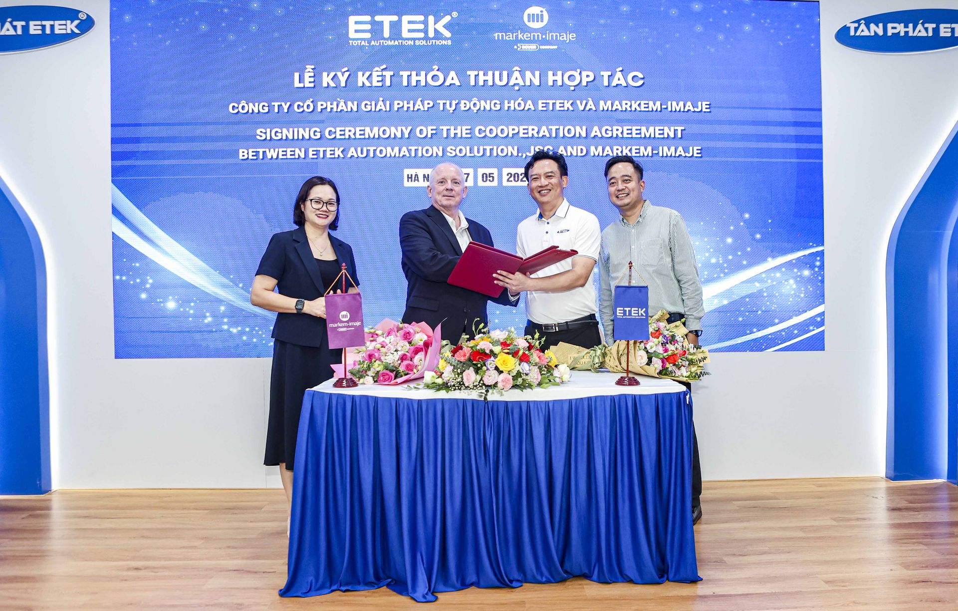 Đại diện phía ETEK (bên phải) và đại diện hãng Markem-Imaje thực hiện ký kết thỏa thuận hợp tác