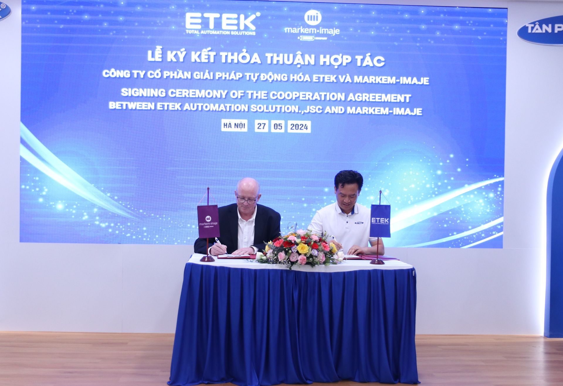 Đại diện phía ETEK (bên phải) và đại diện hãng Markem-Imaje thực hiện ký kết thỏa thuận hợp tác