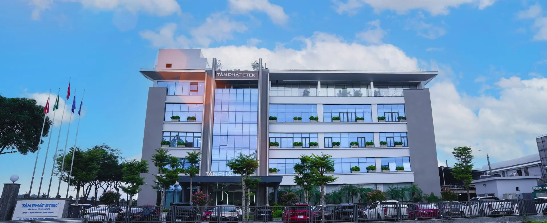 Tòa nhà trụ sở chính Công ty Cổ phần Công nghệ Tân Phát ETEK tại Hà Nội – đơn vị hàng đầu trong lĩnh vực công nghệ, tự động hóa, thiết bị phụ trợ cho công nghiệp, bảo dưỡng và sửa chữa ô tô